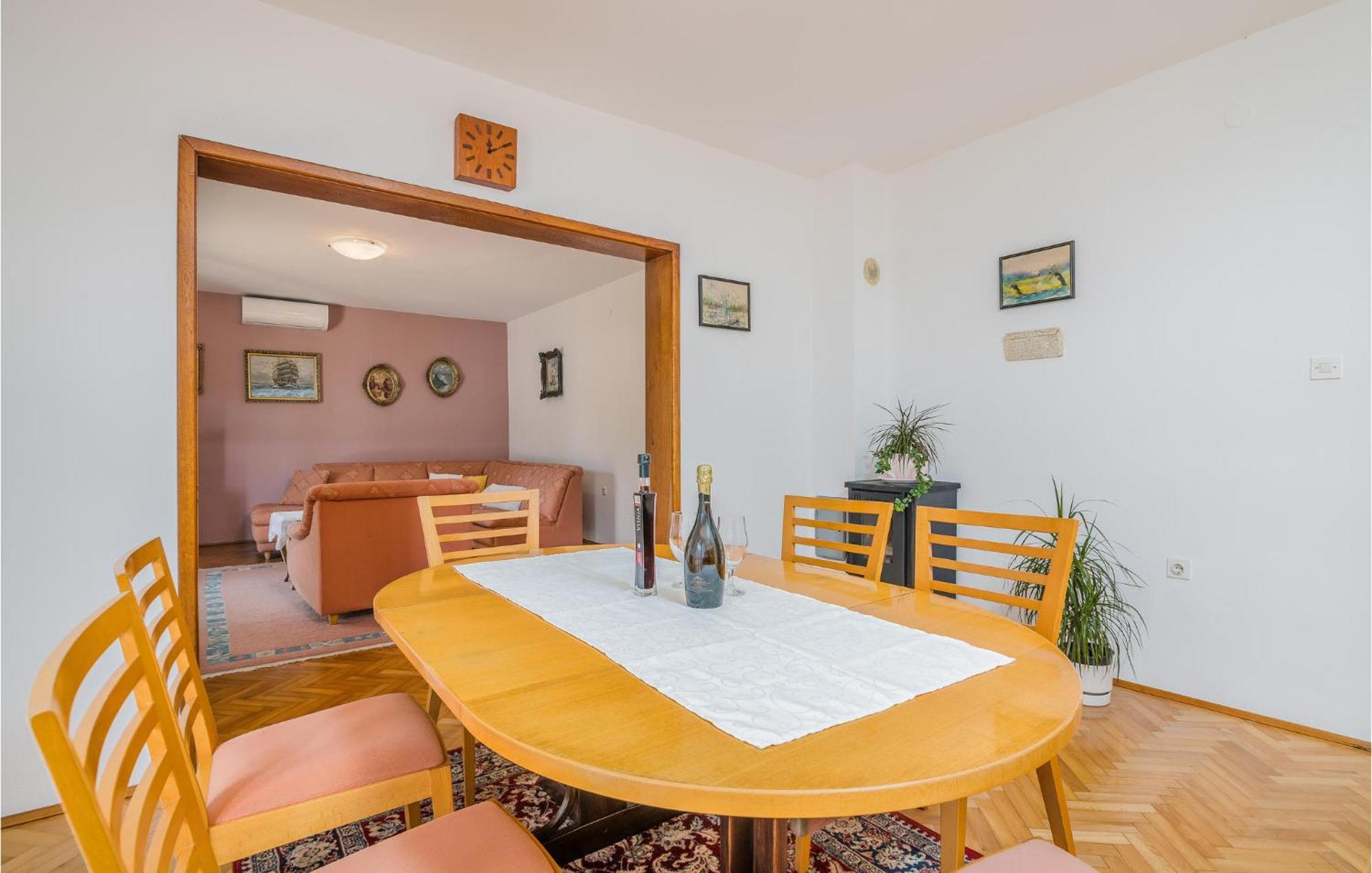 Stunning Apartment In Malinska With Kitchen Eksteriør bilde